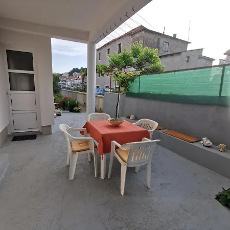 Vana Apartment *